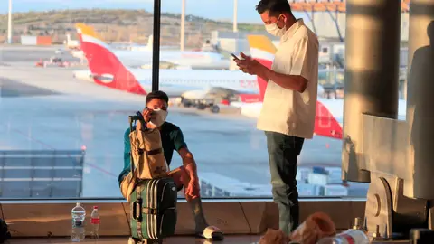 Tutristas en el aeropuerto Adolfo Suárez Madrid Barajas, en Madrid. Tutristas en el aeropuerto Adolfo Suárez Madrid Barajas, en Madrid.