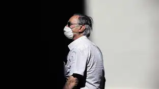 Una persona protegida con mascarilla recorre una calle en Valencia. Una persona protegida con mascarilla recorre una calle en Valencia.