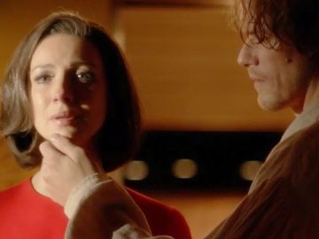Sam Heughan y Caitriona Balfe en el final de la temporada 5 de 'Outlander' como Claire y Jamie Fraser