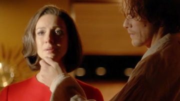 Sam Heughan y Caitriona Balfe en el final de la temporada 5 de 'Outlander' como Claire y Jamie Fraser