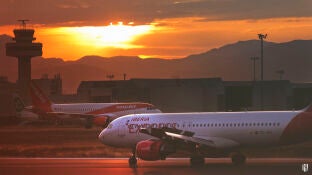 Dos aviones en una de las pistas del Aeropuerto de Son Sant Joan