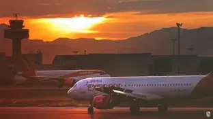 Dos aviones en una de las pistas del Aeropuerto de Son Sant Joan Dos aviones en una de las pistas del Aeropuerto de Son Sant Joan
