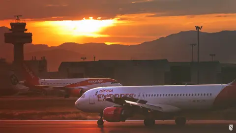 Dos aviones en una de las pistas del Aeropuerto de Son Sant Joan Dos aviones en una de las pistas del Aeropuerto de Son Sant Joan