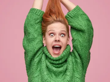 Mujer pelirroja gritando Mujer pelirroja gritando