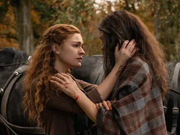 Sophie Skelton y Caitriona Balfe como Brianna y Claire en el final de la temporada 5 de 'Outlander' Sophie Skelton y Caitriona Balfe como Brianna y Claire en el final de la temporada 5 de 'Outlander'