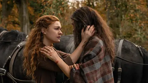 Sophie Skelton y Caitriona Balfe como Brianna y Claire en el final de la temporada 5 de 'Outlander' Sophie Skelton y Caitriona Balfe como Brianna y Claire en el final de la temporada 5 de 'Outlander'