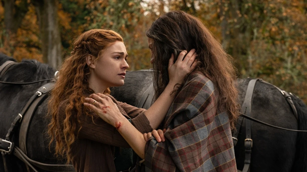 Sophie Skelton y Caitriona Balfe como Brianna y Claire en el final de la temporada 5 de 'Outlander'