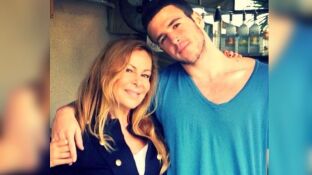 Ana Obreg&oacute;n junto a su hijo
