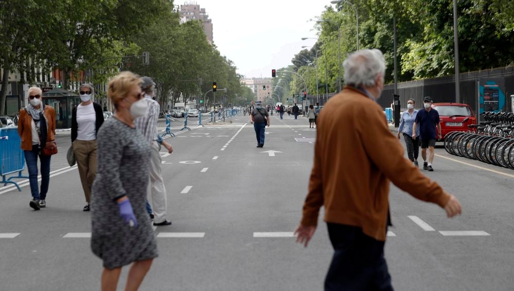 Varias personas caminan por una de las calles peatonalizadas de Madrid 