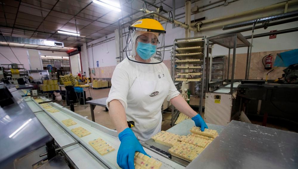 Una empleada trabaja en la fábrica de chocolate Lacasa de Zaragoza