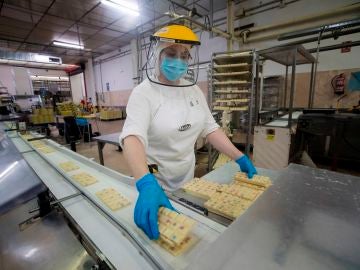 Una empleada trabaja en la fábrica de chocolate Lacasa de Zaragoza