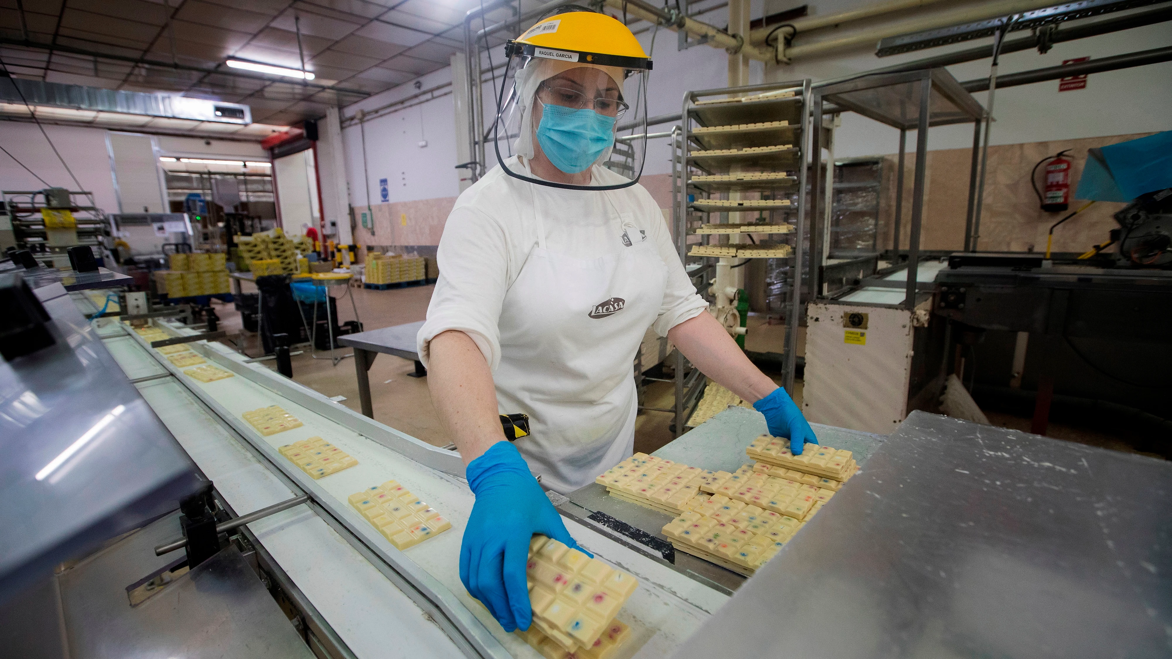 Una empleada trabaja en la fábrica de chocolate Lacasa de Zaragoza Una empleada trabaja en la fábrica de chocolate Lacasa de Zaragoza