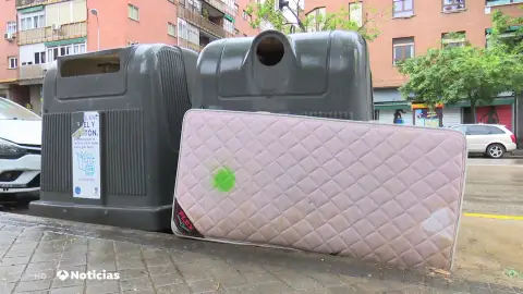 Colchón abandonado en la acera Colchón abandonado en la acera