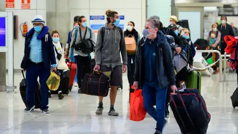 España impone cuarentena obligatorio a los viajeros que lleguen de Brasil o Sudafrica Aeropuerto de Adolfo Suárez- Madrid Barajas