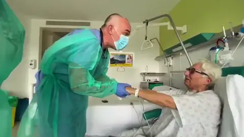 Emotivo reencuentro de María Ángeles, paciente de coronavirus, con el doctor que le cuidó en la UCI Emotivo reencuentro de María Ángeles, paciente de coronavirus, con el doctor que le cuidó en la UCI