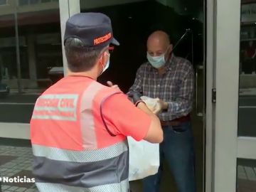 Colas para conseguir comida en Madrid durante la desescalada del coronavirus