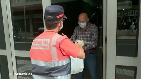 Colas para conseguir comida en Madrid durante la desescalada del coronavirus Colas para conseguir comida en Madrid durante la desescalada del coronavirus