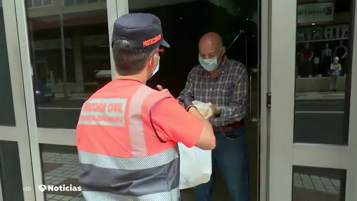 Colas para conseguir comida en Madrid durante la desescalada del coronavirus