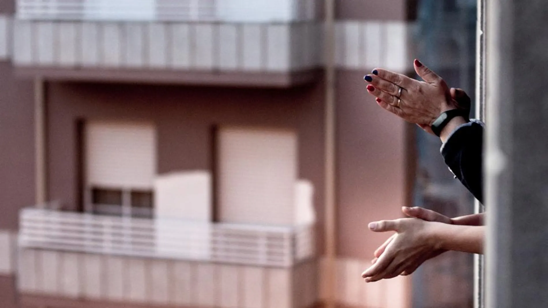 Aplausos a los sanitarios desde las ventanas Aplausos a los sanitarios desde las ventanas