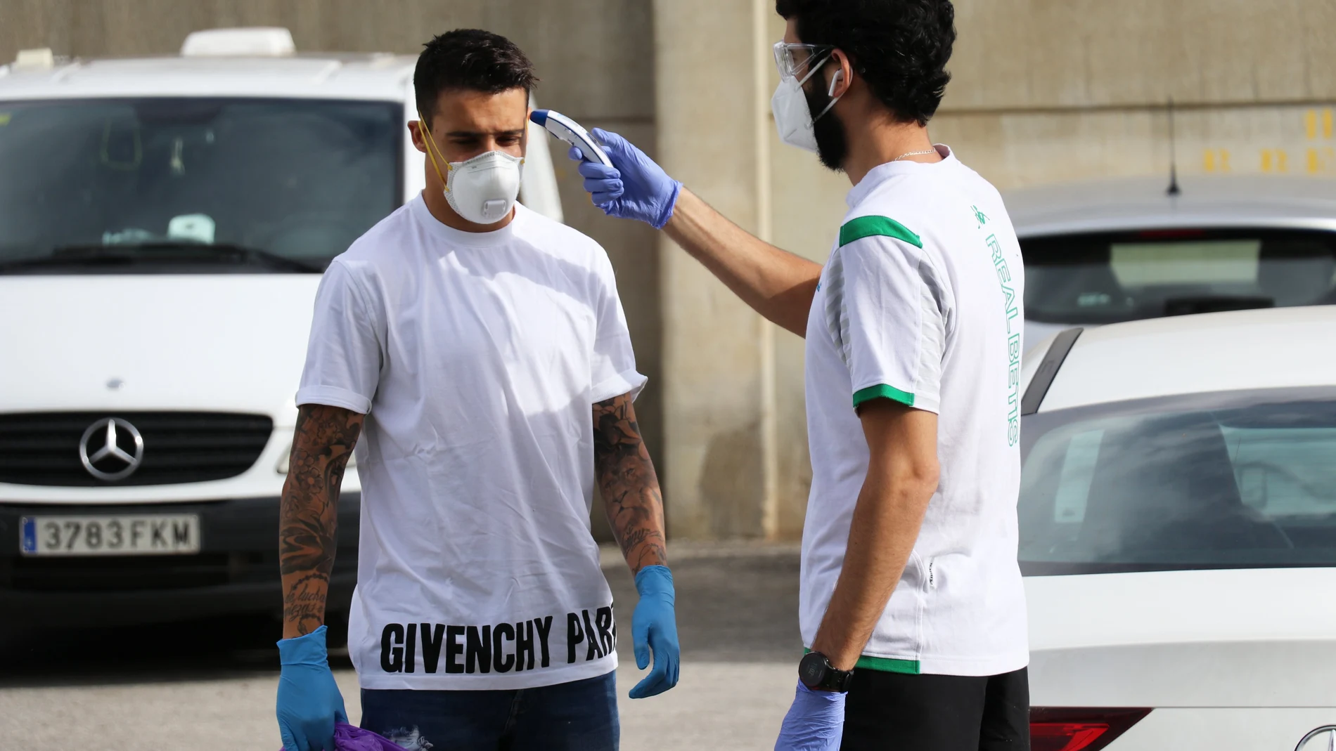 Un miembro del cuerpo médico del Betis toma la temperatura a Cristian Tello. Un miembro del cuerpo médico del Betis toma la temperatura a Cristian Tello.