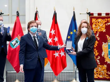 El momento en que Mónica López recibe la medalla El momento en que Mónica López recibe la medalla