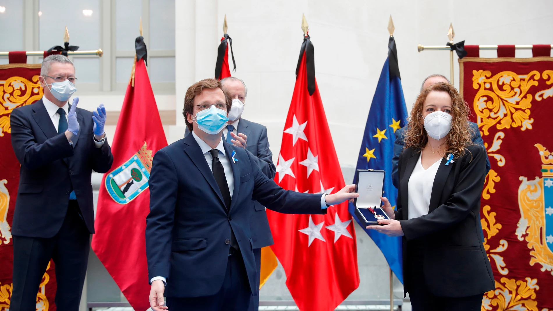 El momento en que Mónica López recibe la medalla El momento en que Mónica López recibe la medalla