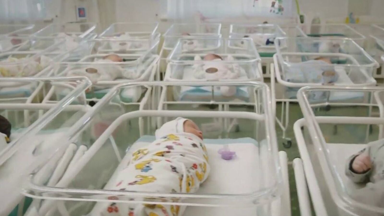 Bebés de gestación subrogada esperan en un hotel de Ucrania a que sus familias puedan recogerles