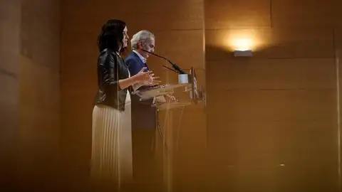 Díaz Ayuso y Enrique Ruiz Escudero comparecen ante los medios. Díaz Ayuso y Enrique Ruiz Escudero comparecen ante los medios.