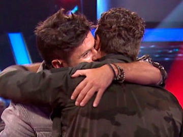 Pablo López y Antonio Orozco se funden en un abrazo en 'La Voz'