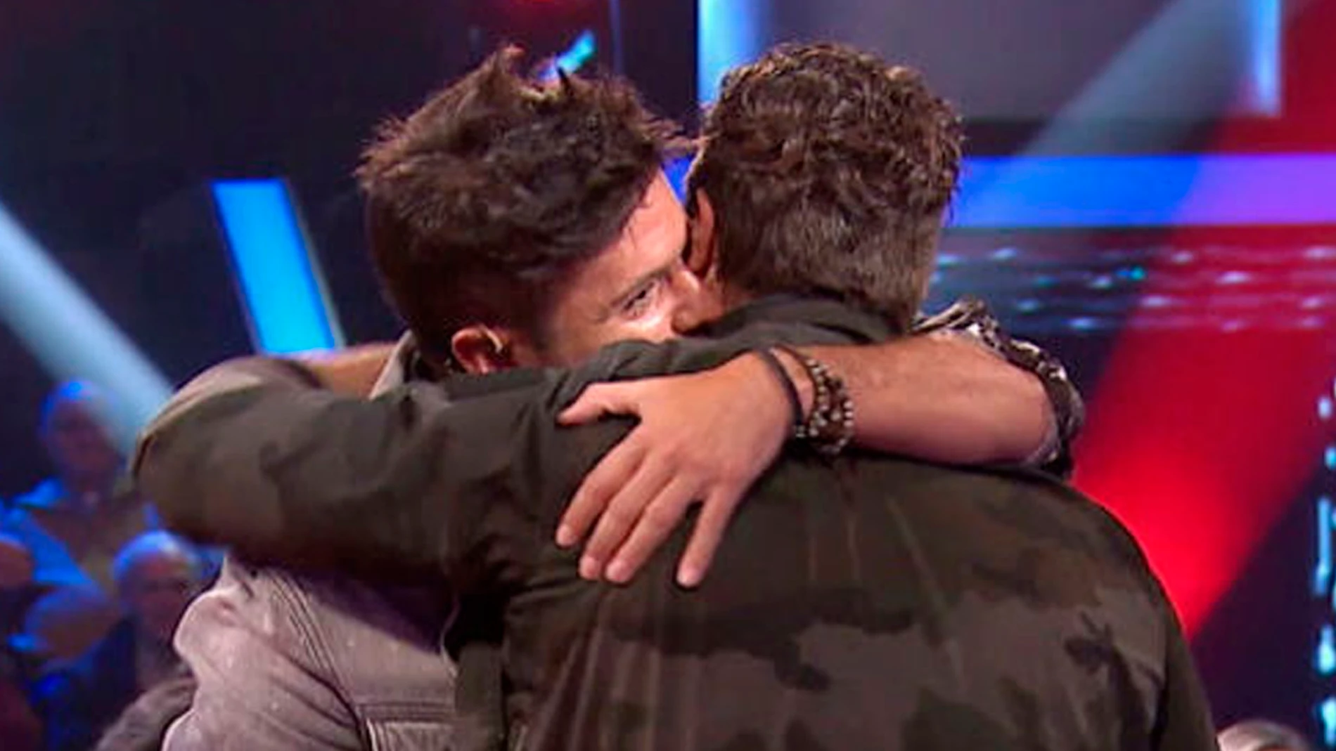 Pablo López y Antonio Orozco se funden en un abrazo en 'La Voz'