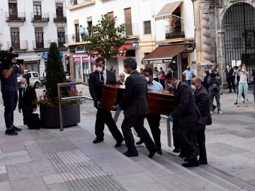 El féretro de Julio Anguita llega al Ayuntamiento de Córdoba