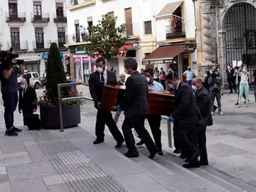 El féretro de Julio Anguita llega al Ayuntamiento de Córdoba El féretro de Julio Anguita llega al Ayuntamiento de Córdoba