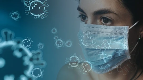 El BOE publica las normas de uso de mascarilla por coronavirus Imagen de una chica con una mascarilla para protegerse del coronavirus