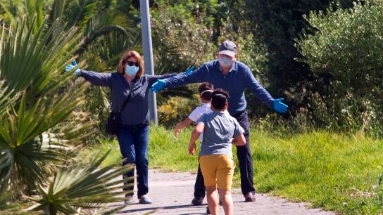 Dos ni&ntilde;os corren a los brazos de sus abuelos