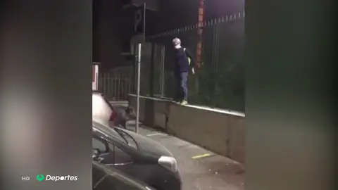 Un jabalí acorrala a un hombre en plena calle de Roma durante la desescalada del coronavirus Un jabalí acorrala a un hombre en plena calle de Roma durante la desescalada del coronavirus