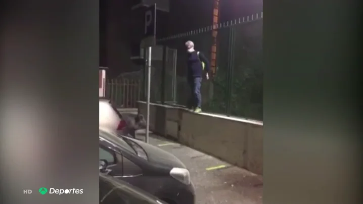 Un jabalí acorrala a un hombre en plena calle de Roma durante la desescalada del coronavirus Un jabalí acorrala a un hombre en plena calle de Roma durante la desescalada del coronavirus