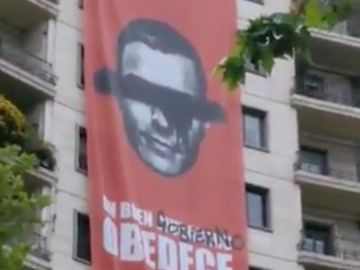 Pancarta contra la gestión de Pedro Sánchez en Madrid