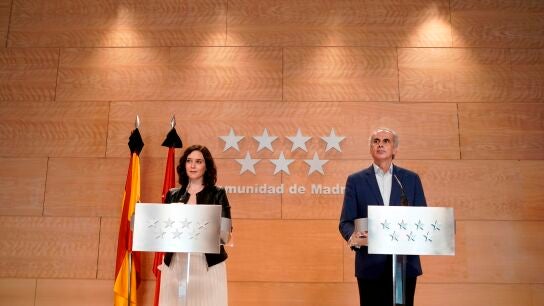 Isabel D&iacute;az Ayuso, junto al consejero de Sanidad, Enrique Ruiz Escudero