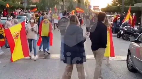 Protestas frente a la antigua vivienda de Pedro Sánchez en Pozuelo de Alarcón Protestas frente a la antigua vivienda de Pedro Sánchez en Pozuelo de Alarcón