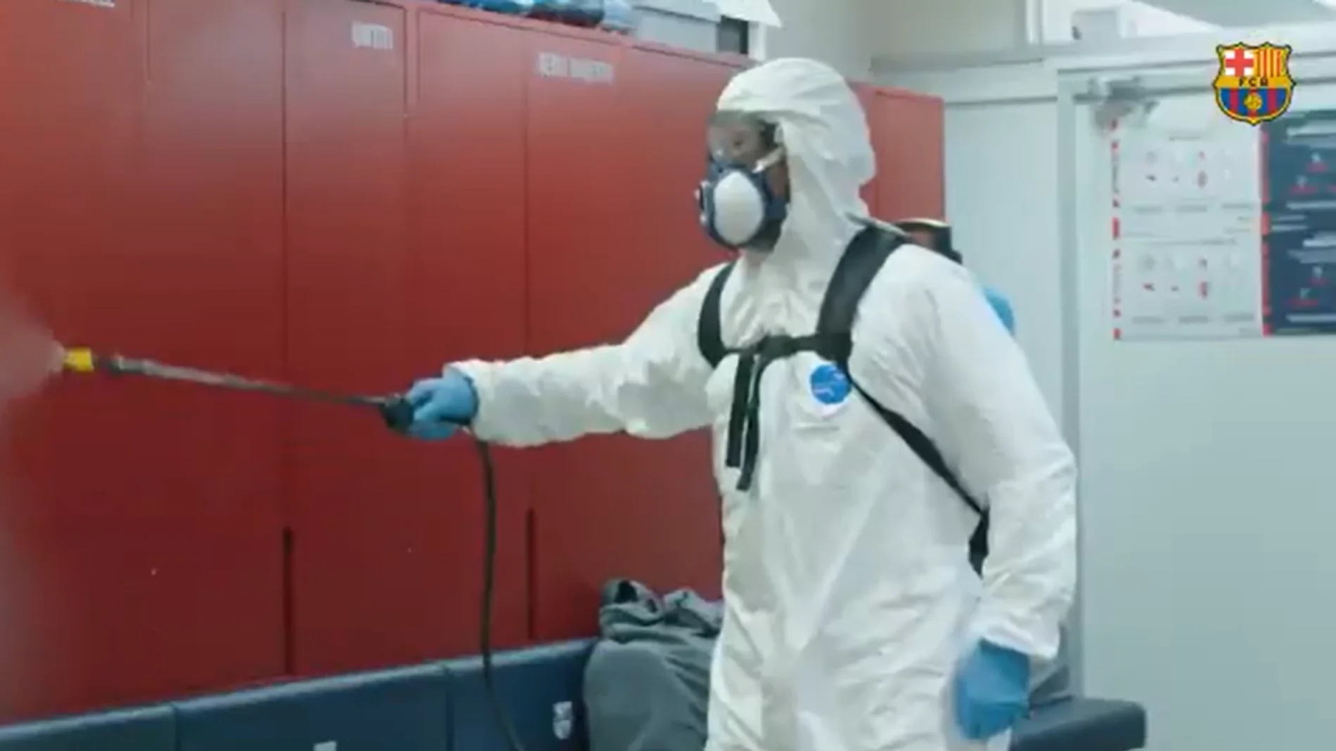 Así se desinfecta el vestuario del Barcelona en el regreso a los entrenamientos tras el coronavirus Así se desinfecta el vestuario del Barcelona en el regreso a los entrenamientos tras el coronavirus