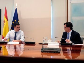 Pedro Sánchez habla con Salvador Illa durante la reunión con los presidentes autonómicos