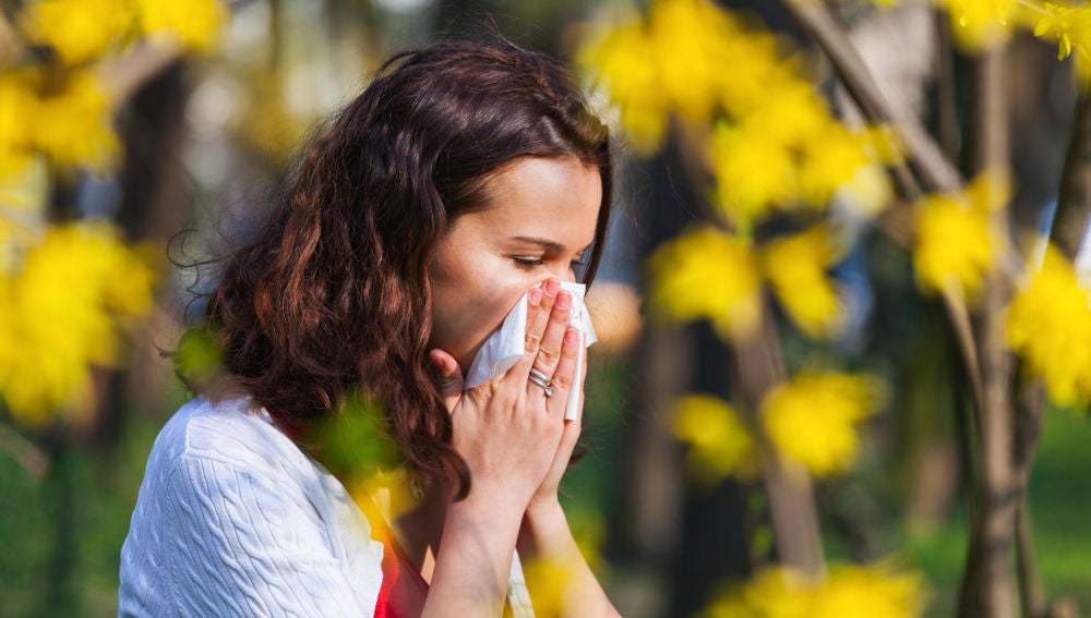 Una mujer con un pañuelo por la alergia