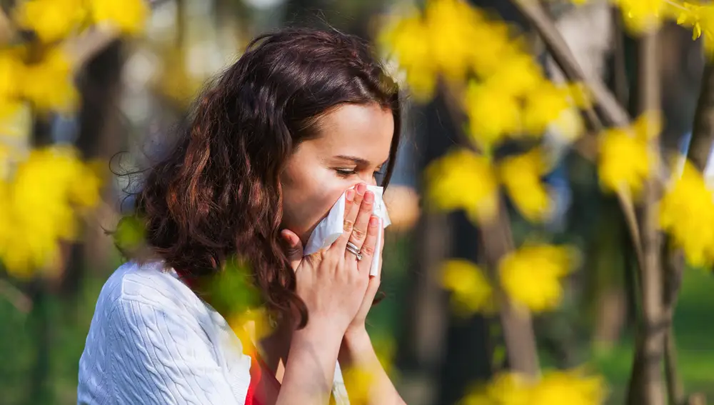 Una mujer con un pañuelo por la alergia
