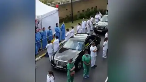 Los sanitarios dan la espalda a la primera ministra belga Los sanitarios dan la espalda a la primera ministra belga