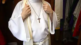 Un sacerdote se preparándose antes de una misa Un sacerdote se prepara para la misa en EEUU