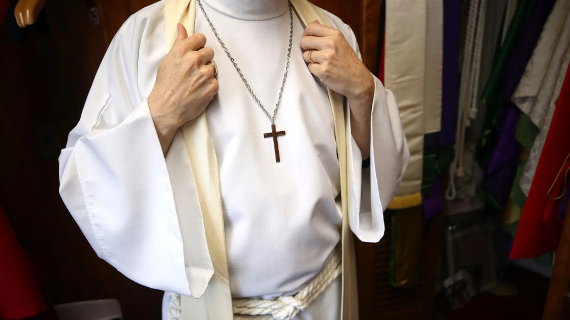 Un sacerdote se preparándose antes de una misa Un sacerdote se preparándose antes de una misa