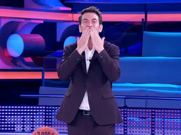 El afectuoso beso de Arturo Valls a Palmira al echar de menos sus bailes en ‘¡Ahora caigo!’ El afectuoso beso de Arturo Valls a Palmira al echar de menos sus bailes en ‘¡Ahora caigo!’