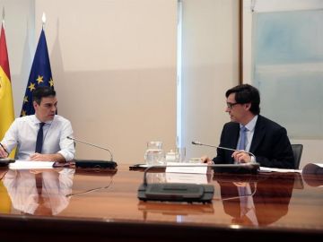 -El presidente del gobierno Pedro Sánchez y el ministro de Sanidad, Salvador Illa.