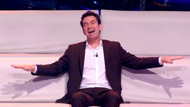 Con un traspié y mucha emoción, así empieza Arturo Valls el primer '¡Ahora caigo!' sin público