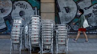 Aspecto de un restaurante cerrado de la Rambla de Catalu&ntilde;a
